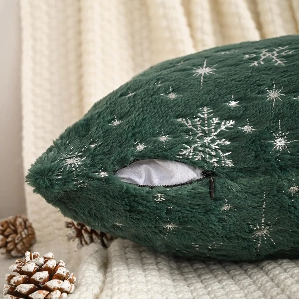 NIB Snowflakes Green Throw Pillow Covers 18x18”  Set of 2